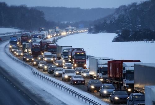英国暴雪肆虐：交通瘫痪学校停课，欧洲多国告急