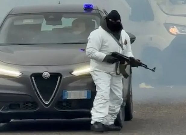 意大利悍匪上演“现实版警匪片”,高速抢运钞车!炸药AK齐上阵… 意大利悍匪上演“现实版警匪片”,高速抢运钞车!炸药AK齐上阵…