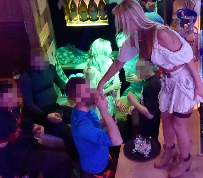 英国滑雪男的新“标配”？雪场隐秘陪伴服务，真相没那么简单