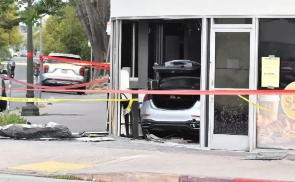 92岁老太驾奔驰冲进华人超市!3死6伤现场骇人,原因待查 92岁老太驾奔驰冲进华人超市!3死6伤现场骇人,原因待查