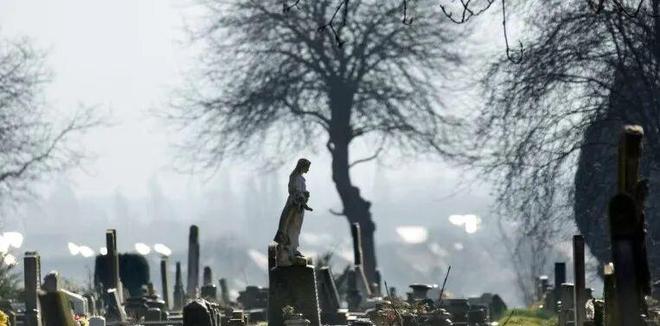 英国要挖百年祖坟?新规引热议 英国要挖百年祖坟?新规引热议