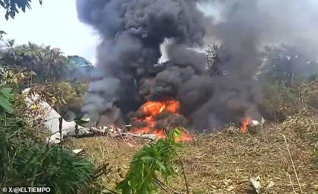 起飞即坠毁！哥伦比亚军机爆炸成火球，66人遇难背后疑云重重